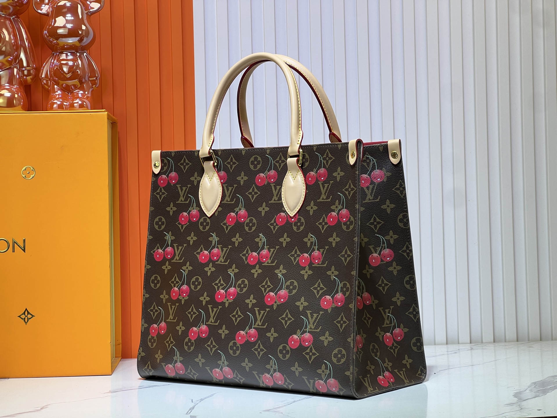 ◆モデル愛用◆ 35cm MMルイヴィトン オンザゴー LV Onthego  M45039，M45321  Monogram Reverse Toronスーパーコピー バッグ 代引き後払い可能国内